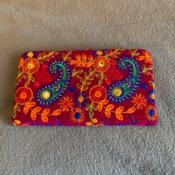 Embroidered clutch - Picture 2 of 4